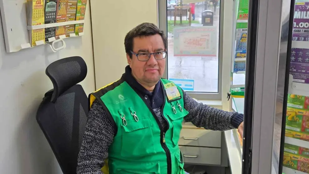 Edison Ortega, vendedor de la ONCE, en su kiosko de la Plaza del Castillo, en Pamplona. ONCE