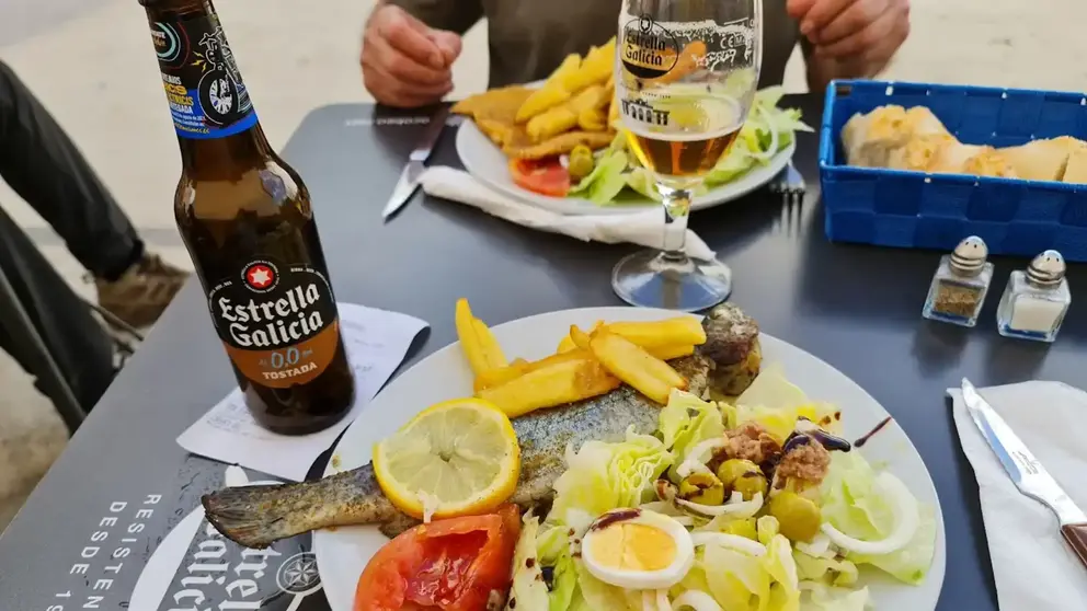 Imagen de archivo de unos comensales degustando un plato combinado en el Bar Valentín de Zubiri. CEDIDA