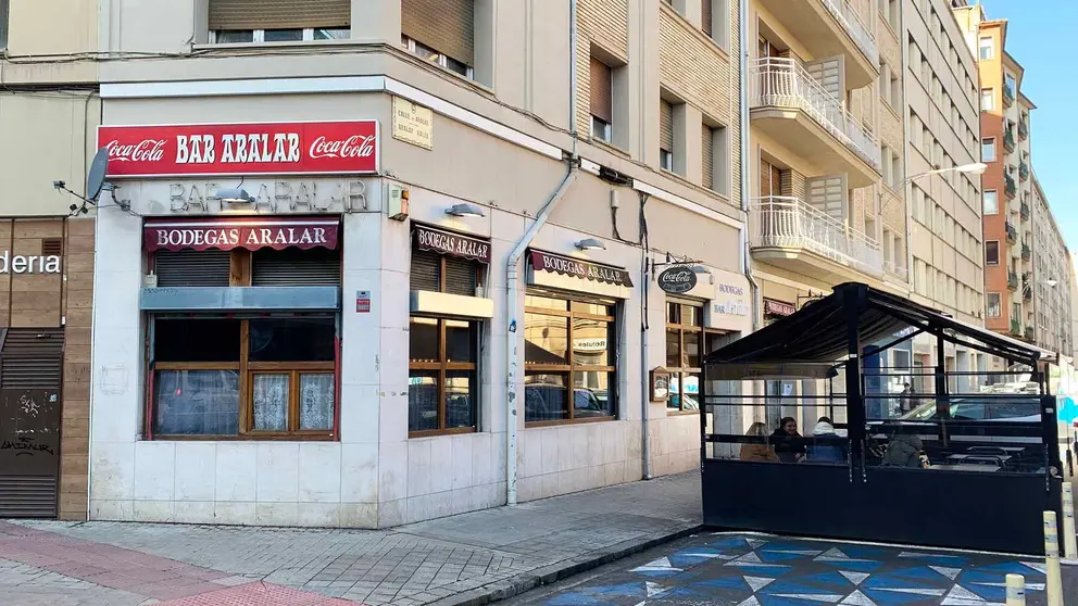 Fachada del bar Bodegas Aralar en el segundo Ensanche de Pamplona. Navarra.com