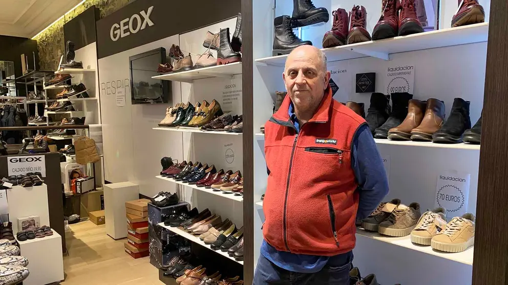 Javier Vicente Urrutia en el interior de la tienda Comfortshoes Geox en Pamplona. Navarra.com