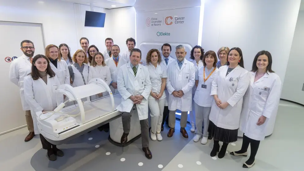 Profesionales de Oncología Radioterápica del Cancer Center Clínica Universidad de Navarra en la sala del nuevo MR Linac. CEDIDA