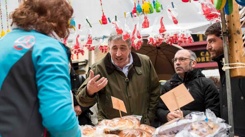 Joseba Asirón, José Abaurrea y Aritz Romeo visitan los puestos de San Blas en Pamplona. PABLO LASAOSA