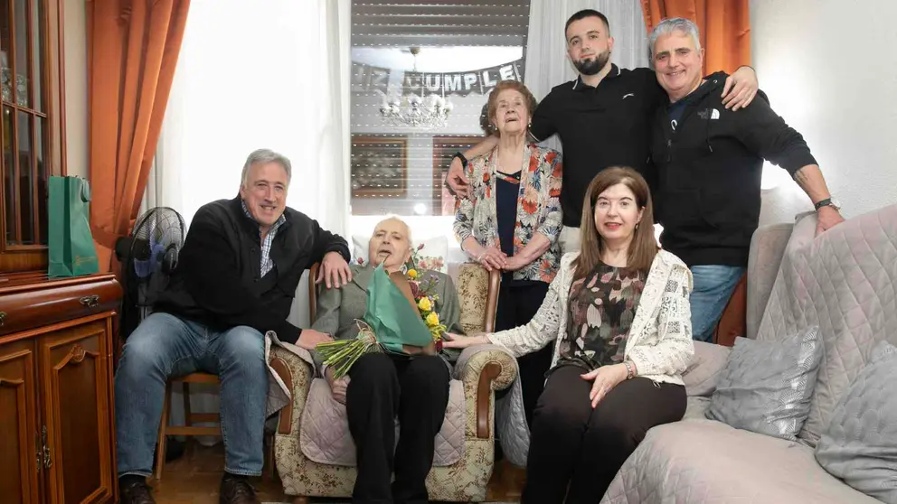 Manuel Larrión y su familia han recibido la visita del alcalde, Joseba Asirón, por su 100 cumpleaños. AYUNTAMIENTO DE PAMPLONA