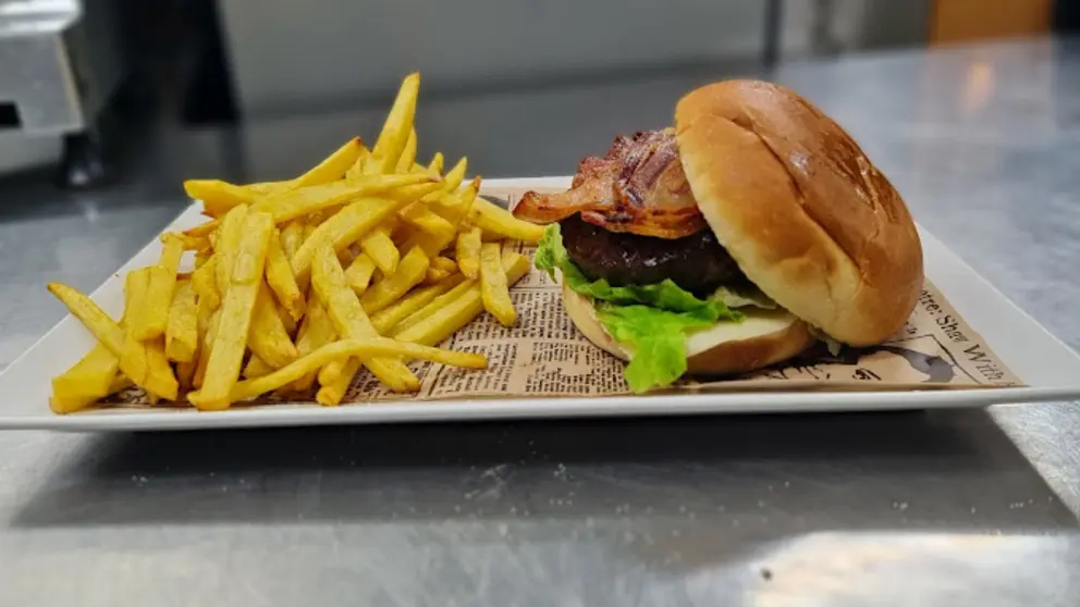 Imagen de archivo de la hamburguesa que se sirve en la cafetería de la Sidrería Olatzea de Arbizu. SIDRERÍA OLATZEA