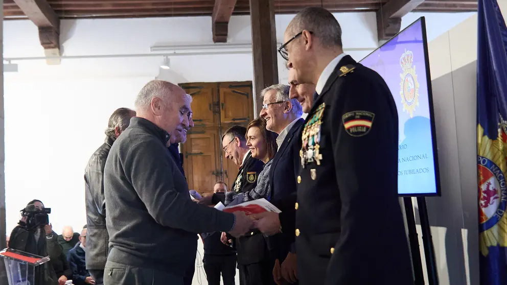 La Policía Nacional celebra la conmemoración del 201 aniversario de su creación y homenajea a los policías y personal de cuerpos generales jubilados. IÑIGO ALZUGARAY