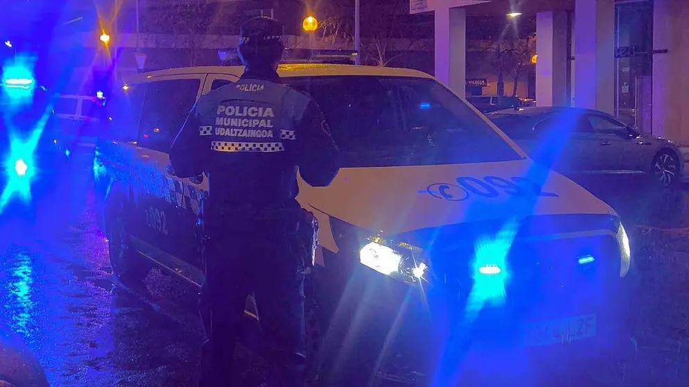 Un agente de la Policía Municipal de Pamplona ante un coche patrulla. ARCHIVO / POLICÍA MUNICIPAL DE PAMPLONA