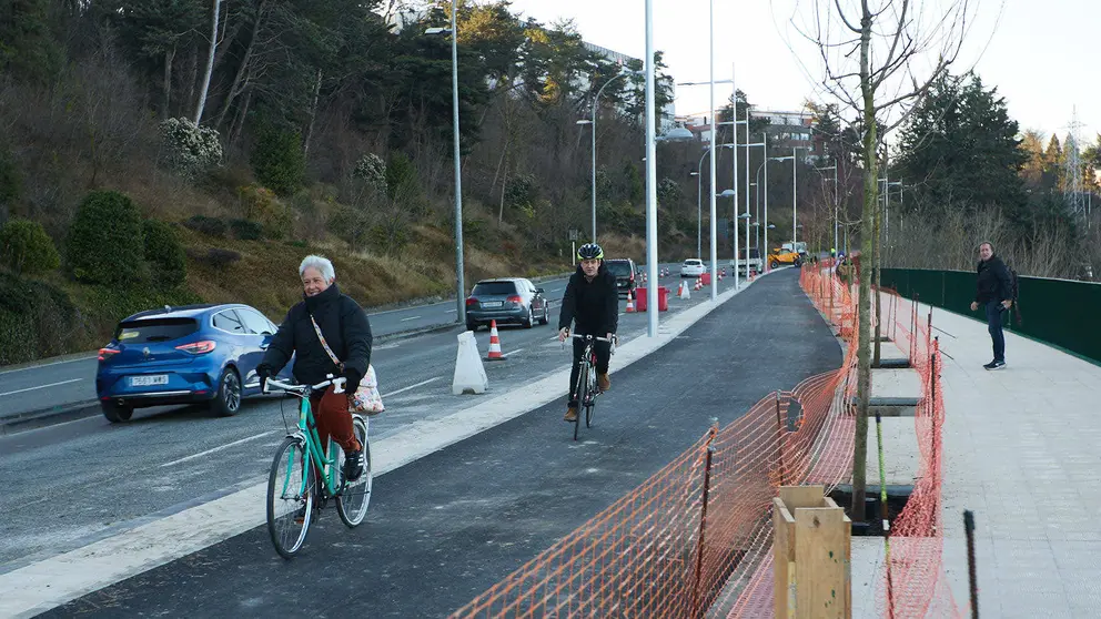 La Gerencia y la Comisión de Urbanismo del Ayuntamiento de Pamplona visitan las obras del corredor peatonal y ciclista de la cuesta de Beloso. IÑIGO ALZUGARAY