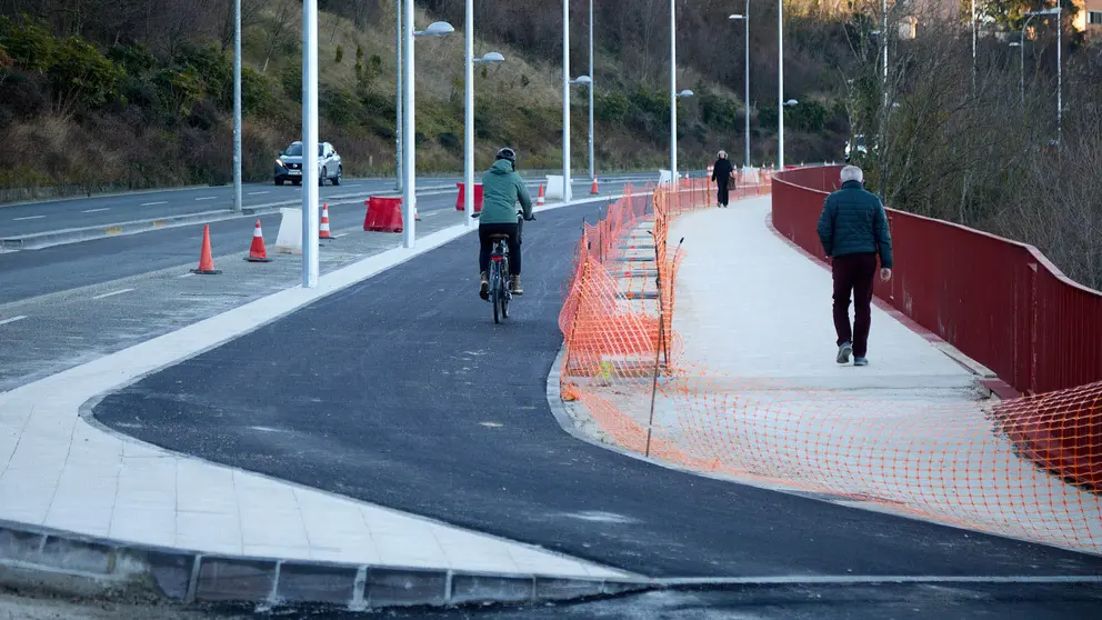 La Gerencia y la Comisión de Urbanismo del Ayuntamiento de Pamplona visitan las obras del corredor peatonal y ciclista de la cuesta de Beloso. IÑIGO ALZUGARAY