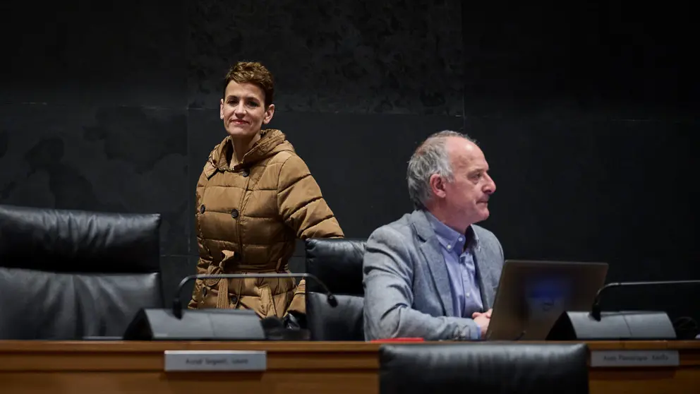 La presidenta María Chivite junto a Adolfo Araiz, de EH Bildu minutos antes de comenzar el pleno del Parlamento. PABLO LASAOSA