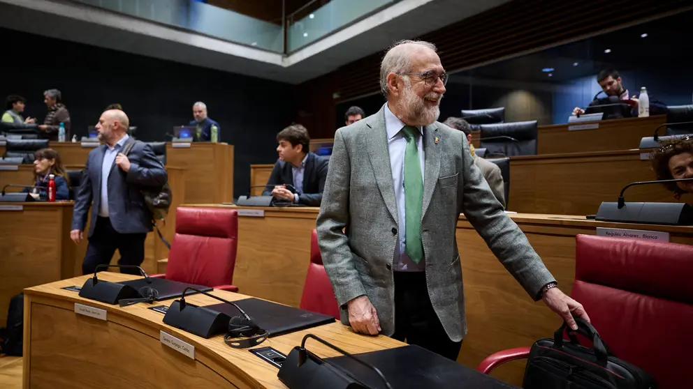 El consejero de Salud Fernando Domínguez minutos antes de comenzar el pleno del Parlamento. PABLO LASAOSA