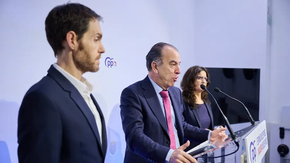 Sergio Sayas, Carlos García Adanero y Maribel García Malo ofrecen una ruenda de prensa para presentar medias del PP en materia de vivienda. PABLO LASAOSA