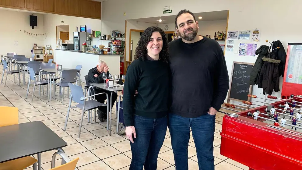 V&iacute;ctor Rodrigo y Elisenda Gimena en el bar del centro c&iacute;vico de Mendigorr&iacute;a. Navarra.com