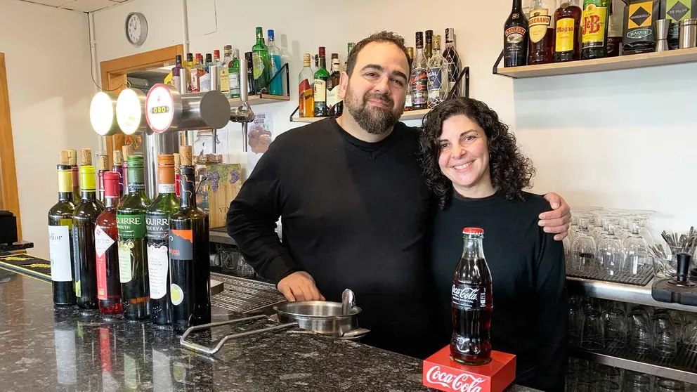 Víctor Rodrigo y Elisenda Gimena en el bar del centro cívico de Mendigorría. Navarra.com