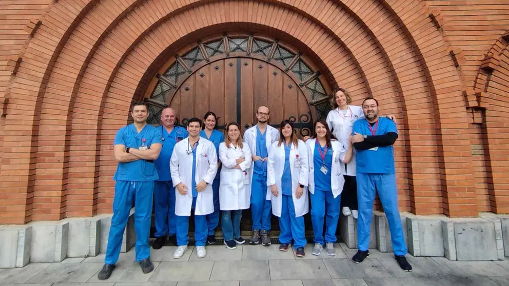 equipo de Medicina Interna del Hospital San Juan de Dios delante de la fachada antigua del centro. CEDIDA