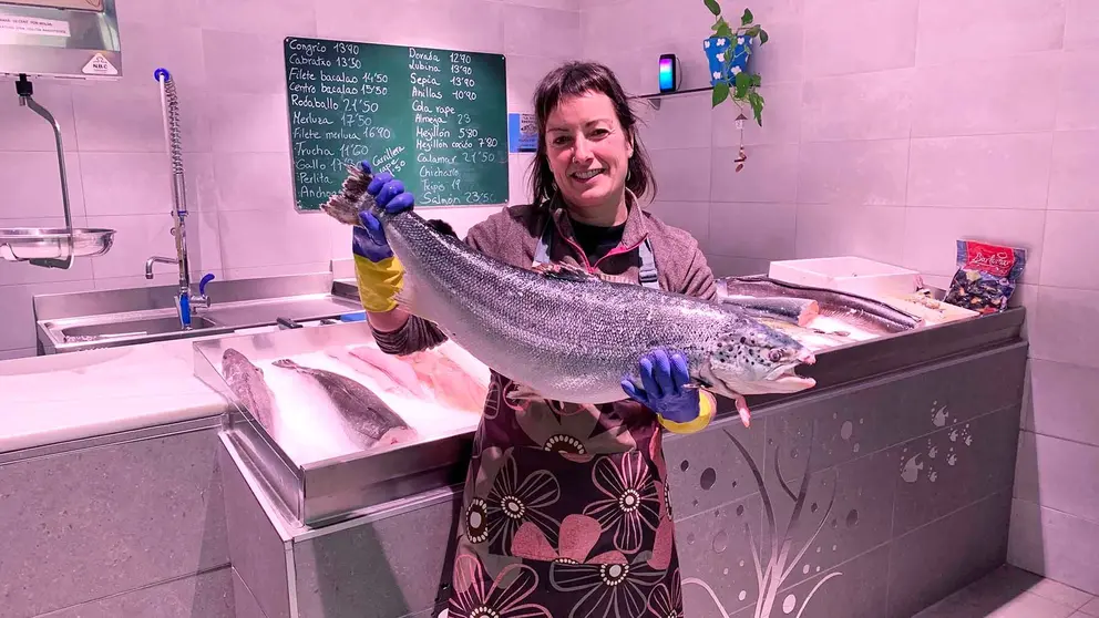 Alicia, la pescatera del valle de Valdizarbe en su local 'La Riada' de Mendigorría. Navarra.com