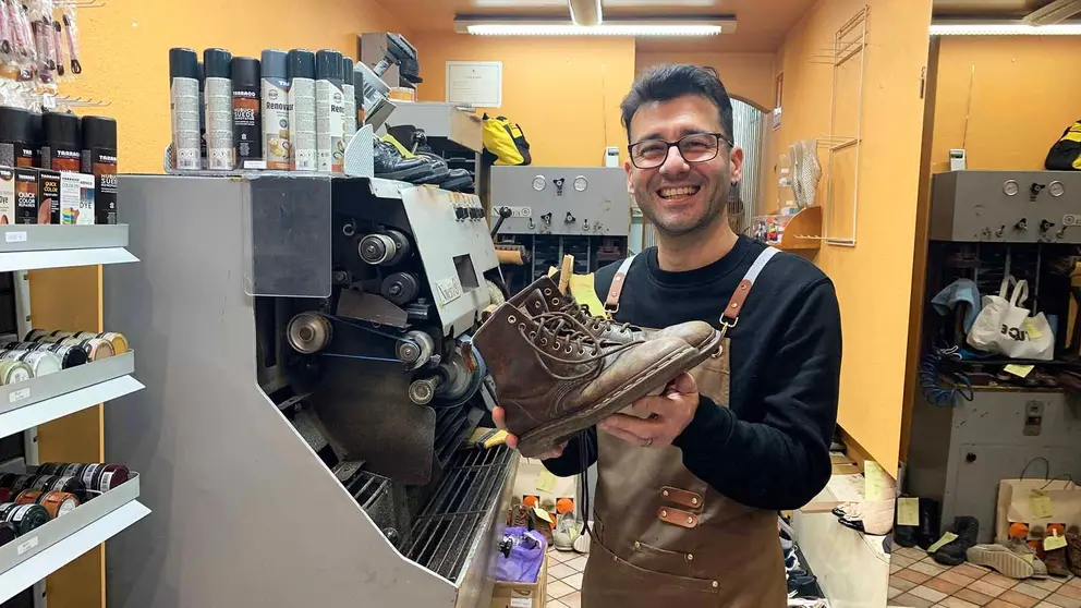 El colombiano Omar Pinzón en la tienda Calzaperfect en el casco viejo de Pamplona. Navarra.com