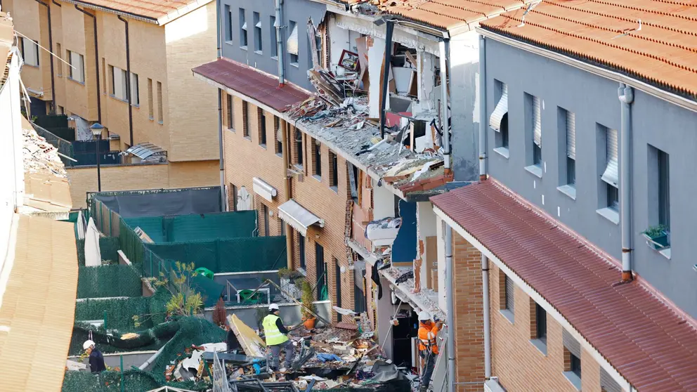 Hace un mes que una explosión de gas se llevó por delante varias viviendas de la calle Concejo de Zabalegui de Noáin y todavía hoy el pueblo y, sobre todo, cerca de 50 familias que siguen fuera de sus casas tratan de recuperarse, aunque algunas pueden tardar en volver a sus hogares hasta dos años. El 13 de enero se produjeron dos explosiones de gas en una vivienda de la calle Concejo de Zabalegui. La primera provocó el desalojo de parte de la calle, pero cuando se permitió que los vecinos volvieran a sus casas a por lo más básico para pasar la noche fuera, una fuerte explosión destrozó un bloque de viviendas y dejó 9 heridos de diversa gravedad y 250 personas desalojadas. Esa misma semana, 80 de las 120 viviendas desalojadas fueron ocupadas por sus propietarios, pero las más cercanas a la que explotó no lo pudieron hacer. Dentro de estas viviendas que continúan vacías, según han confirmado fuentes municipales a EFE, existen diferentes situaciones.EFE/ Jesús Diges