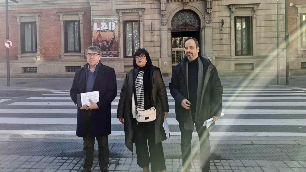 Eduardo López Dóriga, de Sociedad Civil Navarra; Olga Izquierdo, de Anvite; y Miguel Cornejo, de Pompaelo, durante la presentación de la Mesa Cívica por la Libertad y la Democracia. - EUROPA PRESS