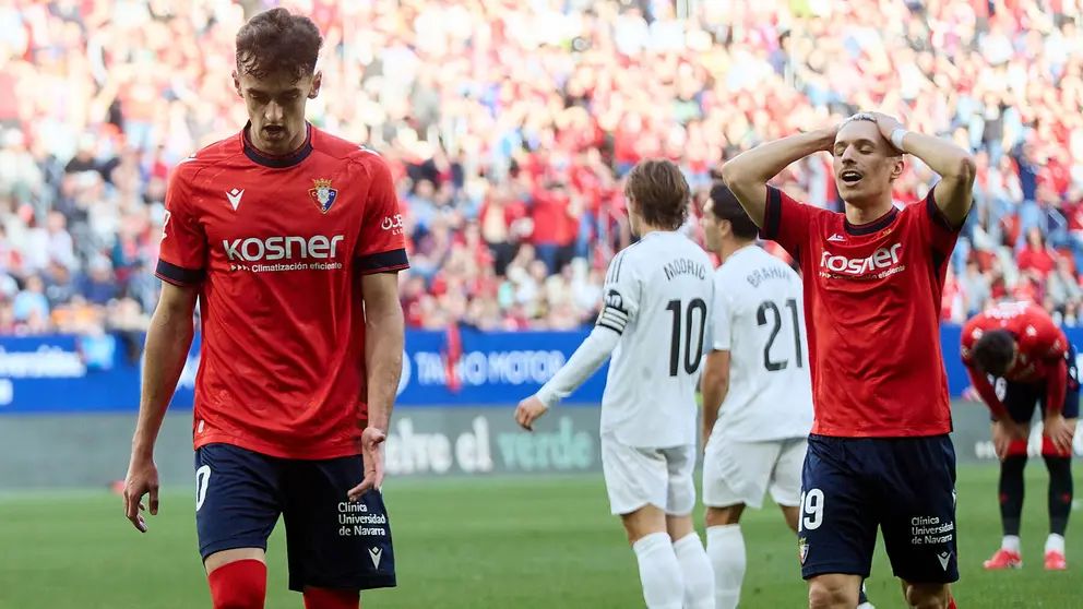 Aimar Oroz (10. CA Osasuna) y Bryan Zaragoza (19. CA Osasuna) durante el partido de La Liga EA Sports entre CA Osasuna y Real Madrid disputado en el estadio de El Sadar en Pamplona. IÑIGO ALZUGARAY