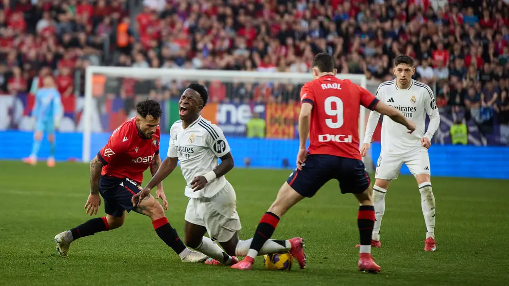 Rubén García (14. CA Osasuna), Vinícius Júnior (7. Real Madrid), Raúl García (9. CA Osasuna) y Federico Valverde (8. Real Madrid) durante el partido de La Liga EA Sports entre CA Osasuna y Real Madrid disputado en el estadio de El Sadar en Pamplona. IÑIGO ALZUGARAY
