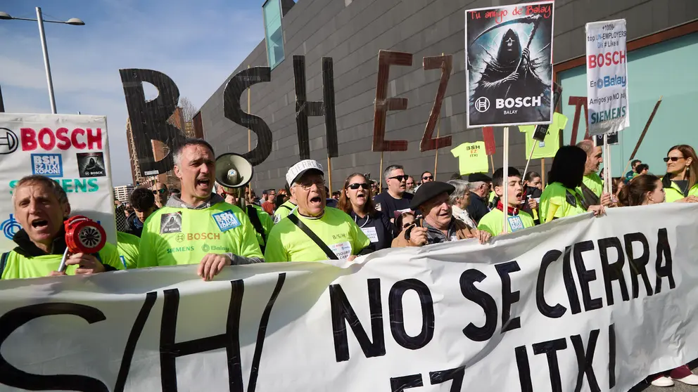 Manifestación convocada por los comités de empresa de Volkswagen Navarra, Nano Automotive, Siemens-Gamesa, Sunsundegui, BSH, Tasubinsa y Tenerías Omega "en defensa del sector industrial en la Comunidad foral". IÑIGO ALZUGARAY