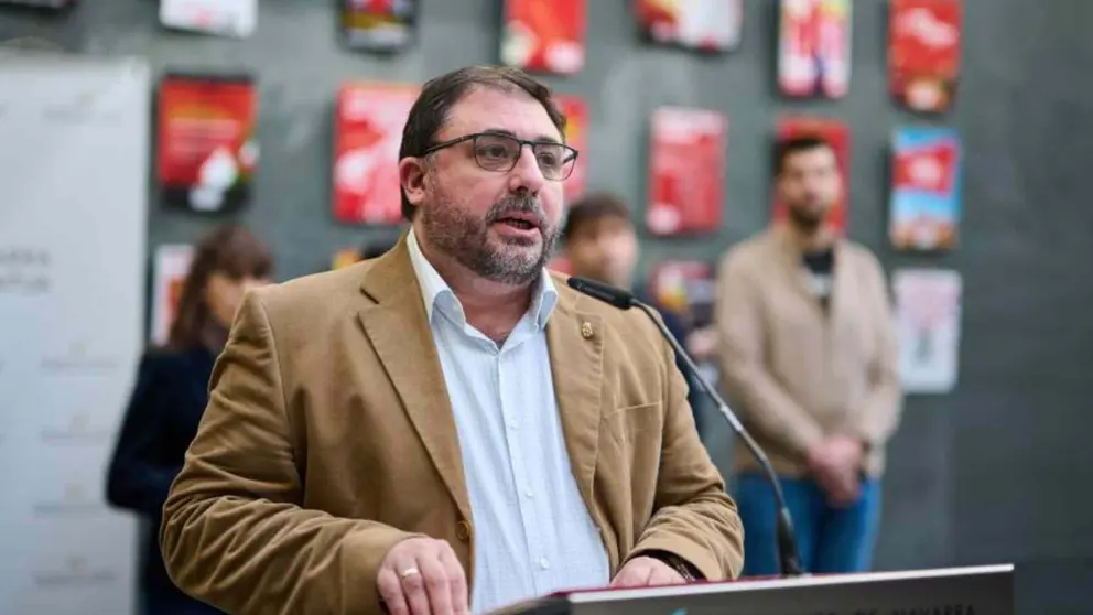 El presidente del Parlamento de Navarra, Unai Hualde durante la presentación de una exposición en el atrio de la Cámara sobre el sindicato proetarra LAB. PARLAMENTO DE NAVARRA