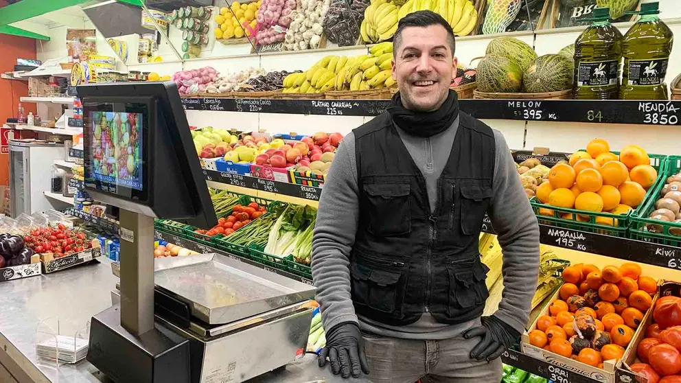 Jesús, en la frutería Carlos situada en la calle San Antón 45 de Pamplona. Navarra.com