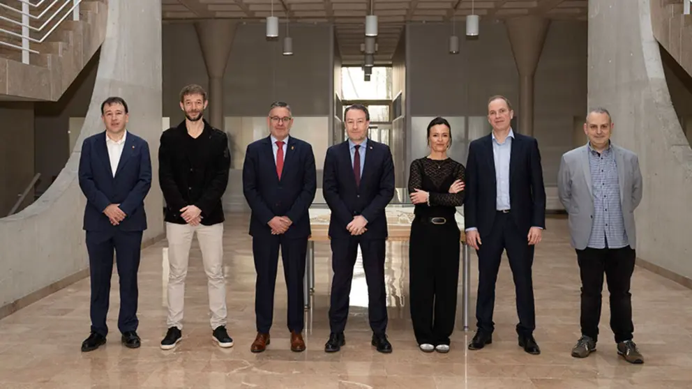 Acto de firma de la cátedra. De izda. a dcha., el catedrático Eduardo Magaña; el director del NavCC, Juan Ramón Aramendía; el consejero Juan Luis García; el rector, Ramón Gonzalo; la directora general de Universidad, Eva Perujuániz; el director de Nasertic, Iñaki Pinillos; y el profesor de la UPNA Mikel Izal. UNIVERSIDAD PÚBLICA DE NAVARRA