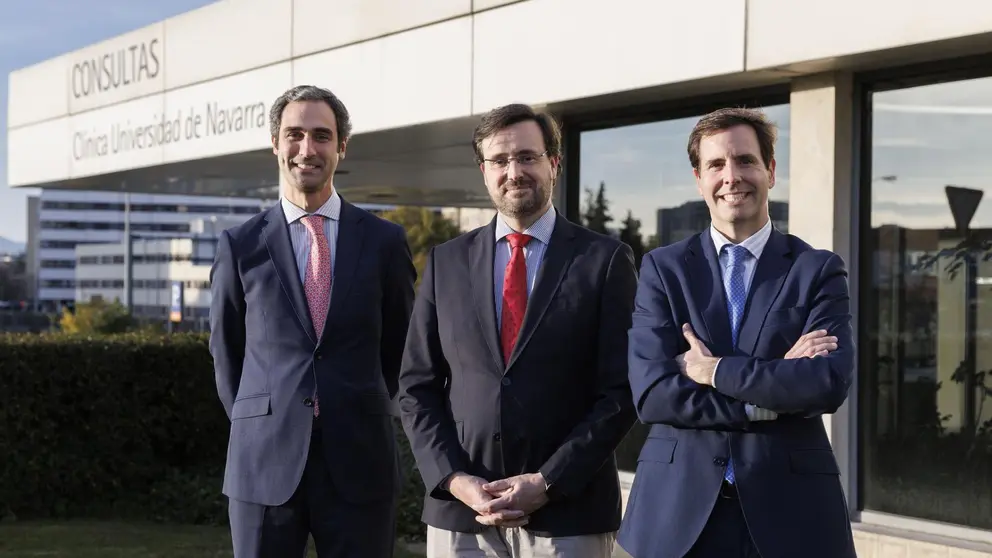 José María Gutiérrez de Cabiedes, Luis Gaytán de Ayala y Eduardo Ecay, director de Desarrollo, director de Proyectos y gerente de la Clínica Universidad de Navarra. CEDIDA