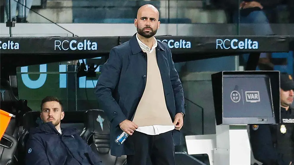 El técnico del Celta, Claudio Giráldez, durante el partido contra Osasuna. EFE / Salvador Sas.