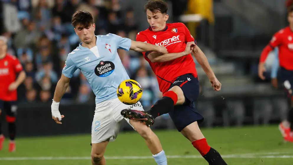 Budimir intenta rematar a puerta en el partido contra el Celta en bala&iacute;dos. EFE / Salvador Sas.