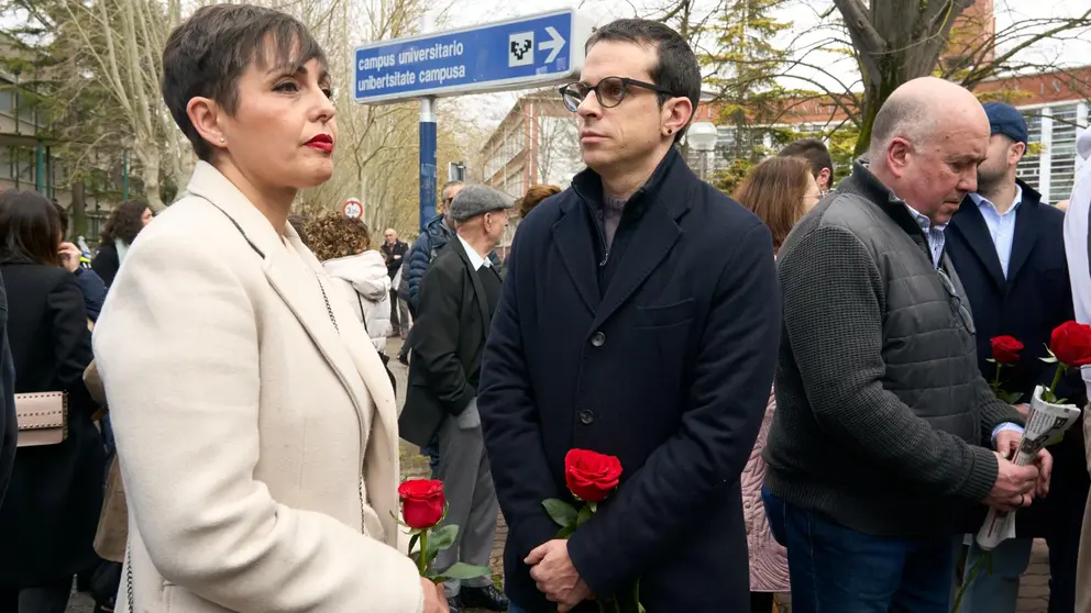 Los políticos de EH Bildu (c) y Peio Otxandiano y Rocio Vitero (i) tras ser apartados de la ofrenda floral y acto en homenaje a su marido, político socialista vasco, y su escolta, el ertzaina Jorge Díez, en el día en el que se cumplen 25 años de su asesinato por parte de ETA, este sábado en Vitoria. EFE / L. Rico