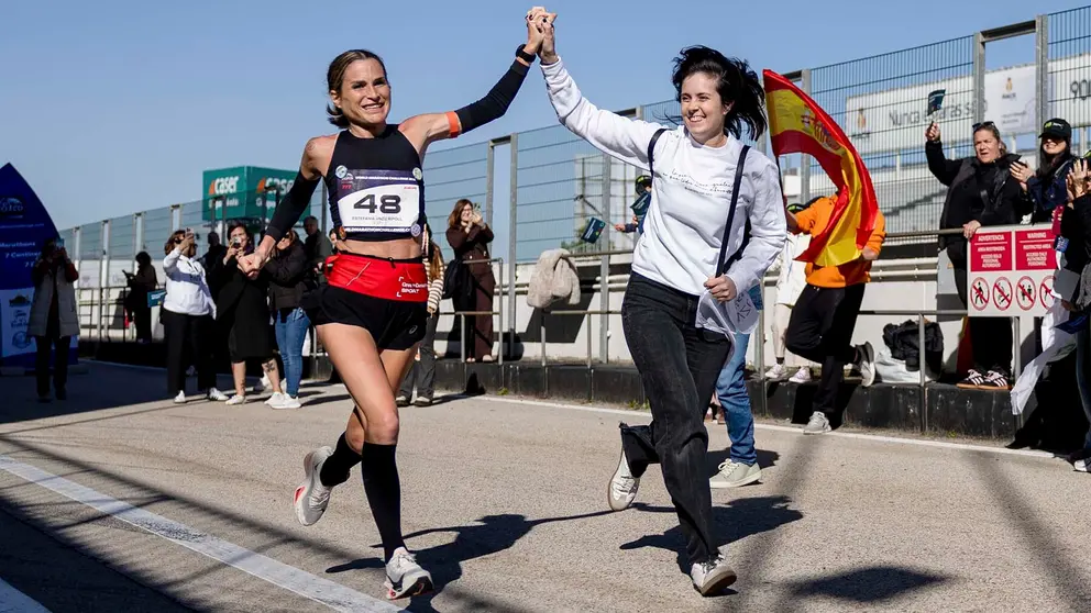 La atleta navarra Estefanía Unzu, más conocida como Verdeliss, dio este miércoles un nuevo paso en su hazaña de correr siete maratones, en siete días consecutivos y en siete continentes, y de paso, hacerlo para recaudar fondos que contribuyan a investigar una enfermedad rara. El circuito del Jarama, en la localidad madrileña de San Sebastián de los Reyes, fue el escenario del quinto maratón protagonizado por Verdeliss, de 39 años, junto con otros 65 corredores de distintos países del mundo. En la imagen, Verdeliss corre, junto a Georgina, madre de Claudia, una niña de seis años de Cartagena (Murcia) que padece desde que nació el síndrome de Menke-Hennekam, una enfermedad que afecta a unas ochenta personas en el mundo EFE/Daniel González