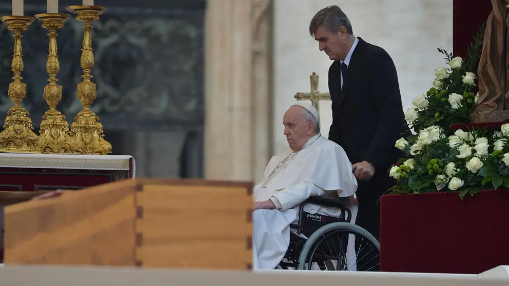 El papa Francisco oficia el funeral del pontífice emérito, Benedicto XVI, en la basílica de San Pedro, a 5 de enero de 2023, en Ciudad del Vaticano, Roma (Italia). Benedicto XVI, de nombre secular Joseph Aloisius Ratzinger falleció el pasado 31 de diciembre a la edad de 95 años, fue el 265.º papa de la Iglesia católica y el séptimo soberano de la Ciudad del Vaticano, desde el 19 de abril de 2005 hasta su renuncia el 28 de febrero de 2013. EUROPA PRESS