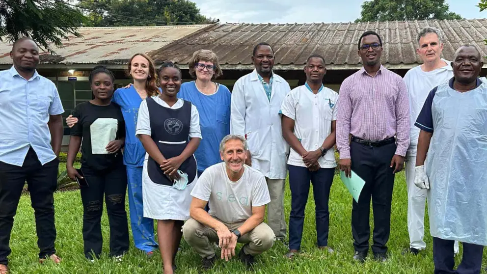 Los dermatólogos Elisa Ríos y Pilar Escalonilla —tercera y cuarta por la izquierda—, Pedro Redondo —segundo por la derecha- y Javier Romero— agachado-, junto a los colaboradores locales que han participado en esta expedición de Dermalawi. CLÍNICA UNIVERSIDAD DE NAVARRA