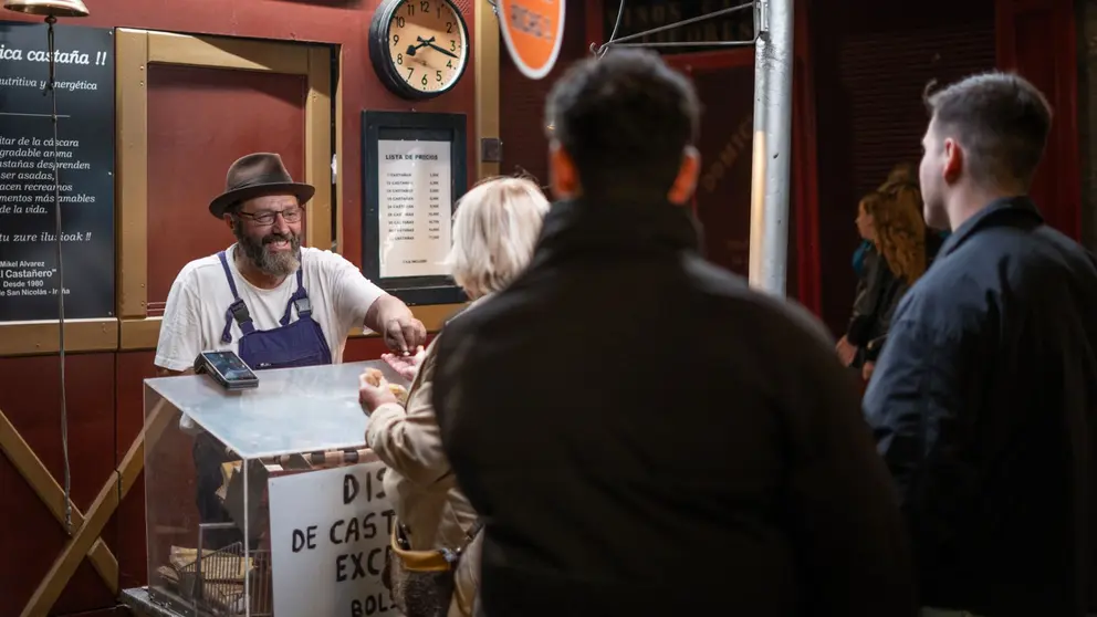 Mikel, el castañero de San Nicolás, vendiendo castañas. CEDIDA