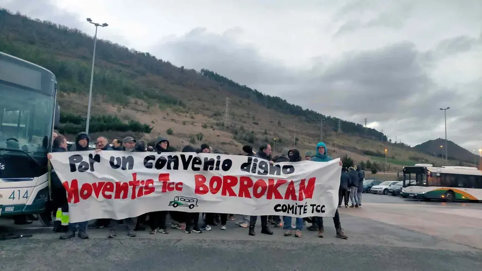 Concentración de trabajadores de las villavesas de Pamplona en las cocheras de Ezcaba. CEDIDA