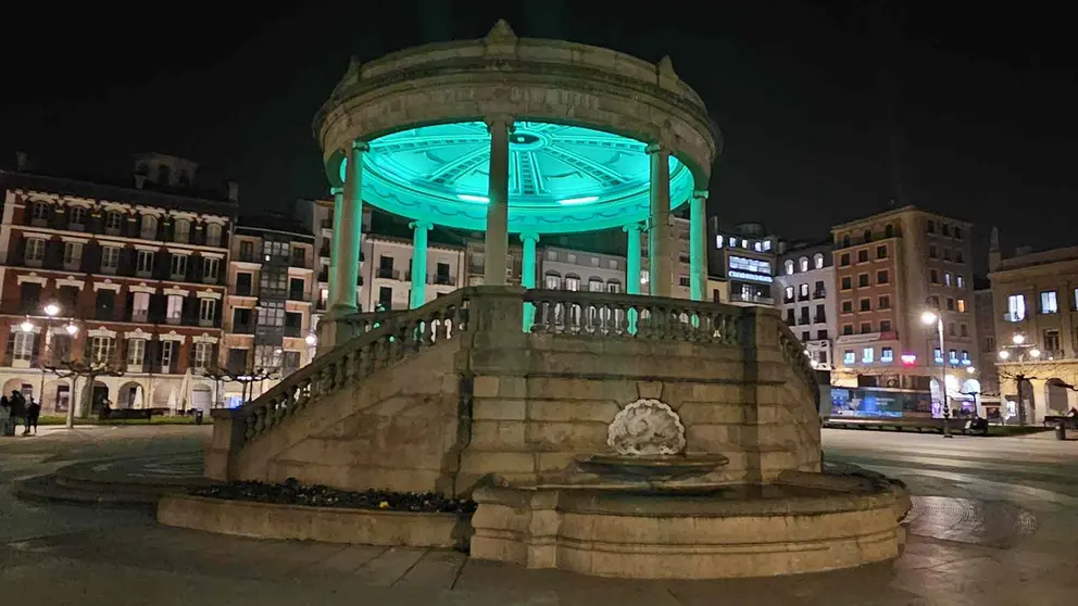 Kiosko del a Plaza del Castillo iluminado en color verde. AYUNTAMIENTO DE PAMPLONA