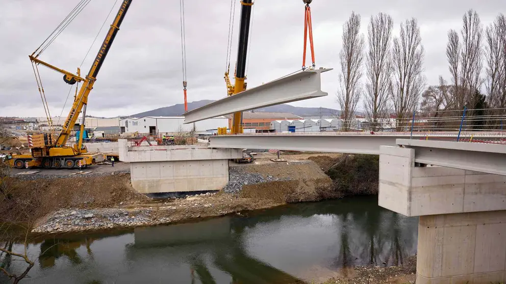 Grúas de gran tonelaje colocan las vigas del puente entre Barañáin y Pamplona por Landaben. GOBIERNO DE NAVARRA