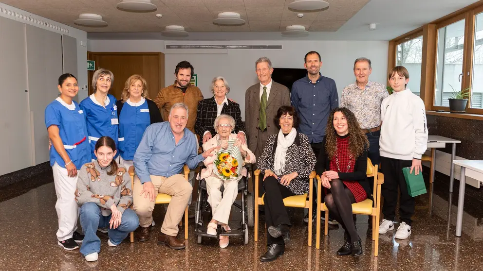 El alcalde de Pamplona visita a María Pilar Úriz López para felicitarle por sus cien años cumplidos este martes. CEDIDA