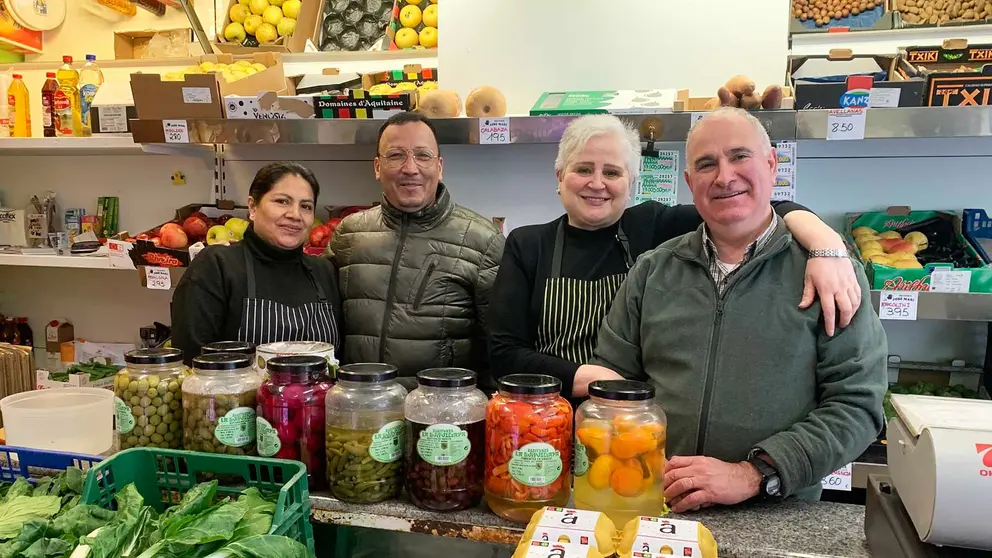 Marcia, Armando, Pilar y José Mari en la tienda de ultramarinos de Azpilagaña en Pamplona. Navarra.com