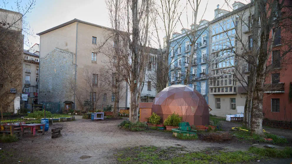 La Gerencia y la Comisión de Urbanismo del Ayuntamiento visitan la plaza de Santa Ana para conocer los elementos históricos y patrimoniales que acoge, dentro del proceso emprendido para la reurbanización de ese espacio. IÑIGO ALZUGARAY