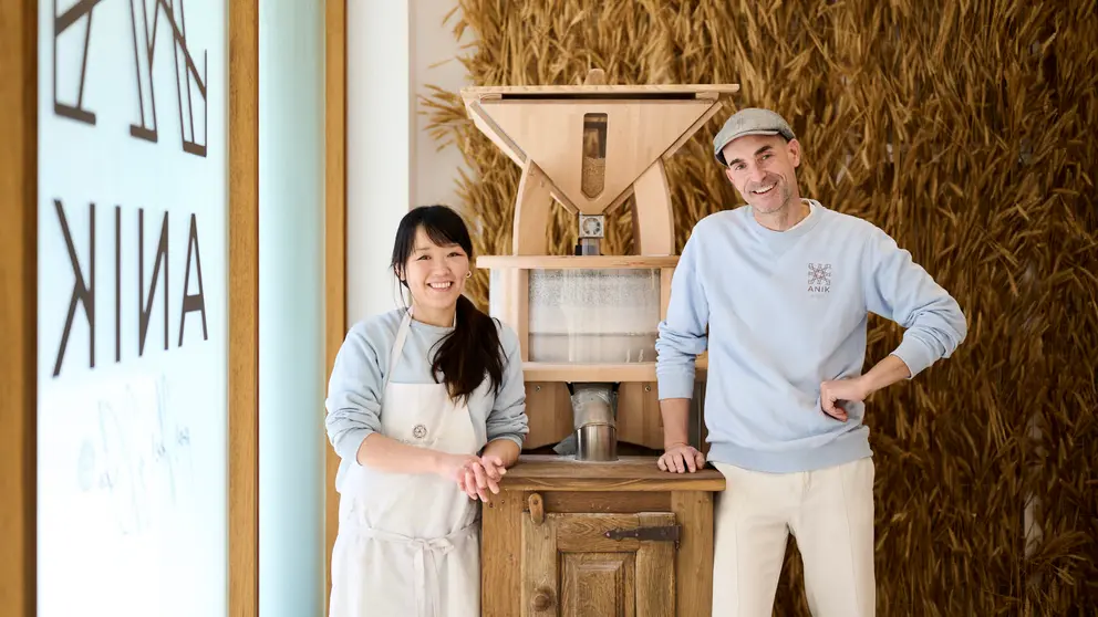 Iker Oroz y Keiko Shiraishi, de la panadería Anik en la calle Benjamín de Tudela, 36, trasera, en Mendebaldea. PABLO LASAOSA