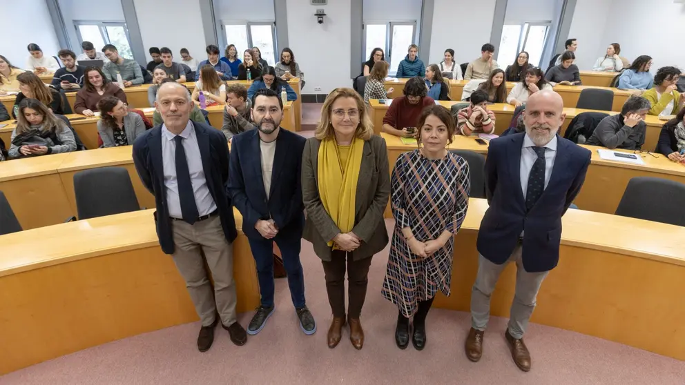 De izda. a dcha.: Juanjo Pons, de la Universidad de Navarra; Jesús María Rodríguez Gómez, del Gobierno de Navarra; Rosalía Baena, de la Universidad de Navarra; Izaskun Azcona Saldías, de Fundación “la Caixa”; y Alfonso Vericat, de la Universidad de Navarra, en el acto de apertura de la nueva edición del programa. UNIVERSIDAD DE NAVARRA