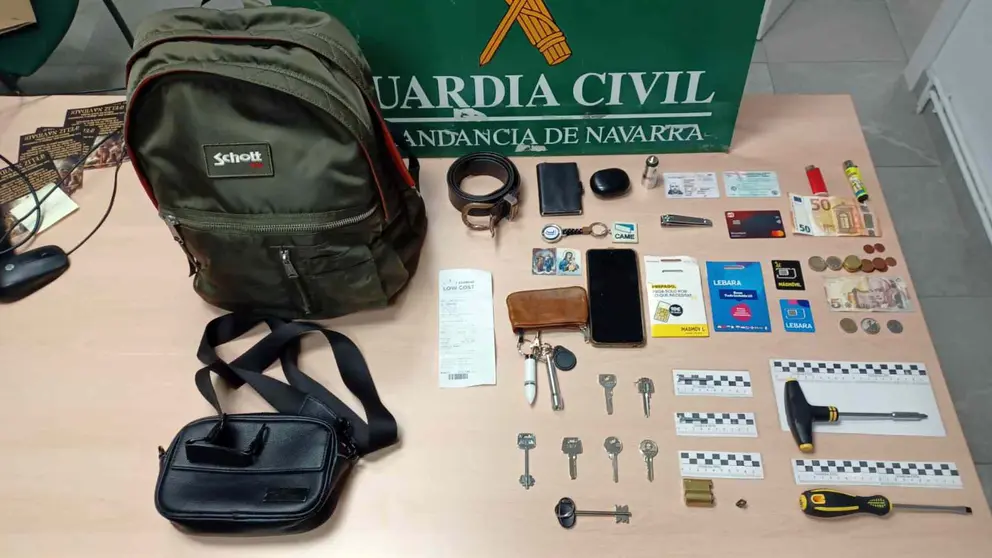 Objetos intervenidos al ladrón. GUARDIA CIVIL DE NAVARRA