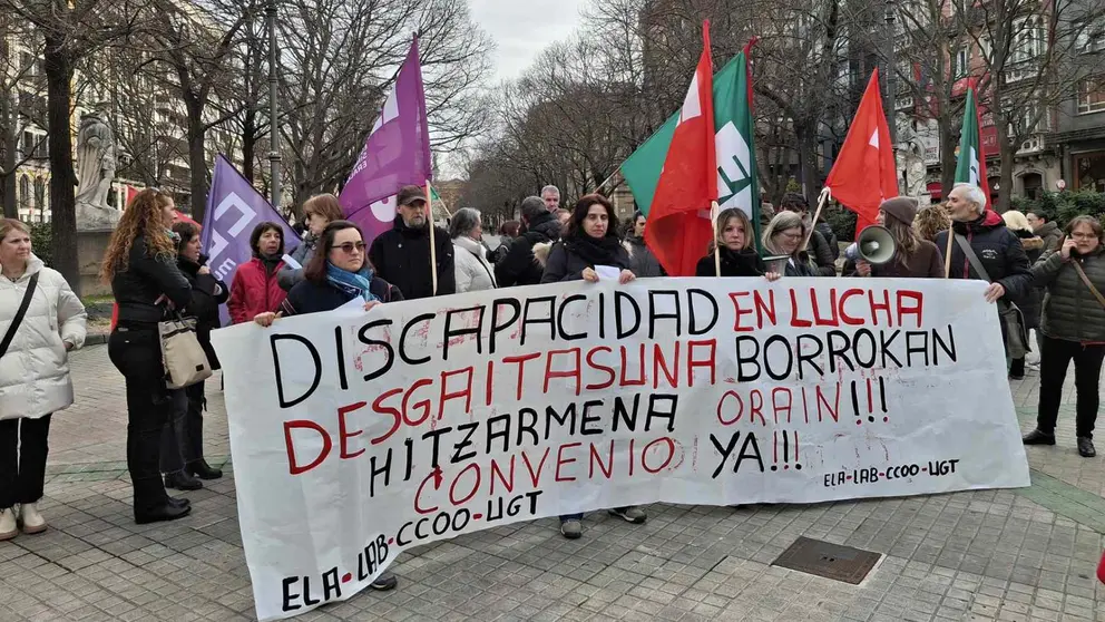 Trabajadores de los centros de discapacidad se manifiestan ante el Parlamento de Navarra. EUROPA PRESS