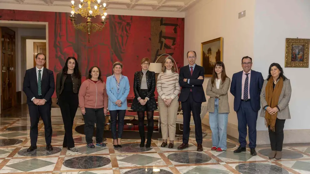 De izquierda a derecha, Jesús Mari Ezponda, secretario general de la Universidad, Francesca Mariani, responsable de Santa Criz en el Ayuntamiento; Sagrario Zabaleta, concejal en el Ayuntamiento de Eslava; María García-Barberena, arqueóloga; la alcaldesa de Eslava, Estíbaliz Lerga; la decana de la Facultad de Filosofía y Letras, Julia Pavón, el profesor Javier Andreu; Luka García de la Barrera, arqueóloga; Fernando Domingo, director de la Asesoría Jurídica de la Universidad y María Jesús Taboada, gerente de la Facultad de Filosofía y Letras.  UNIVERSIDAD DE NAVARRA