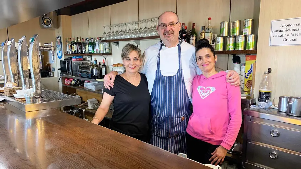 Pilar Llamas, Leonardo Vinacua y Eva González en el bar del hotel Yamaguchi. Navarra.com