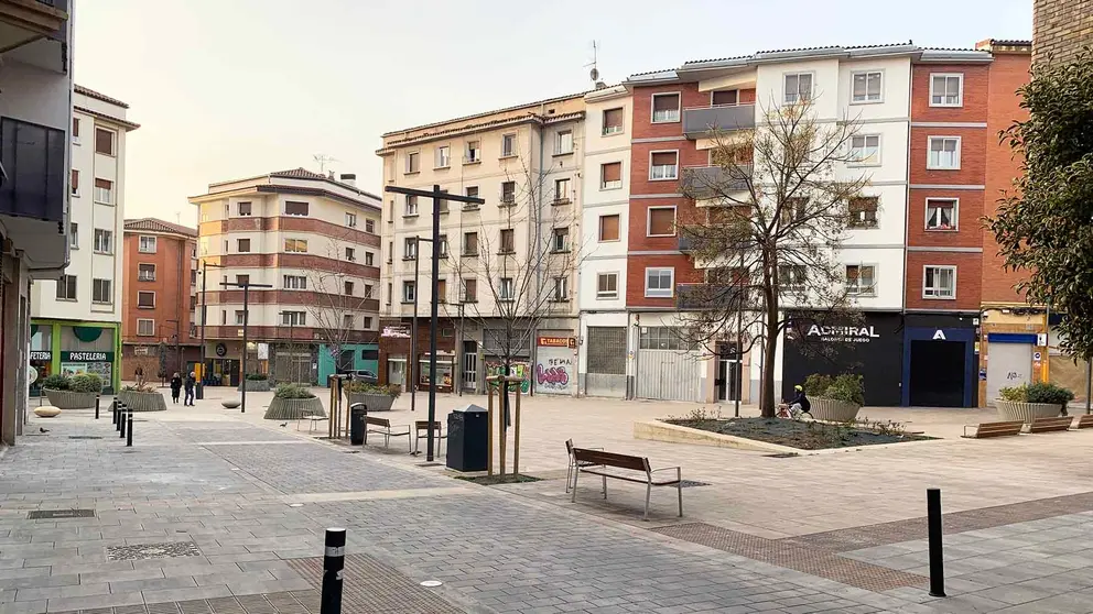 Plaza situada en el cruce de las calles Manuel de Falla y río Urrobi en Pamplona. Navarra.com