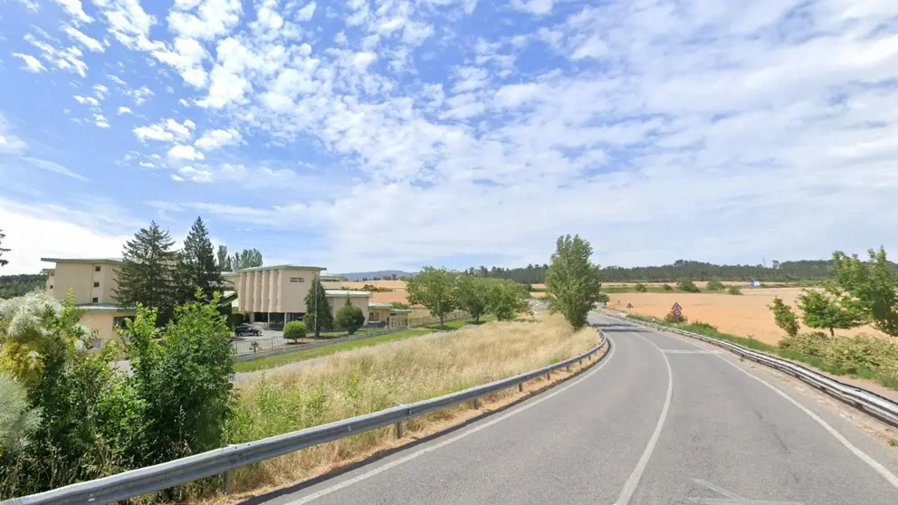 Vista de la carretera de Cizur Menor que se va a cortar al tráfico, a la altura del colegio Santa Clara.